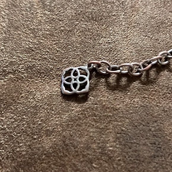 black/silver kendra scott necklace - Picture 3 of 4